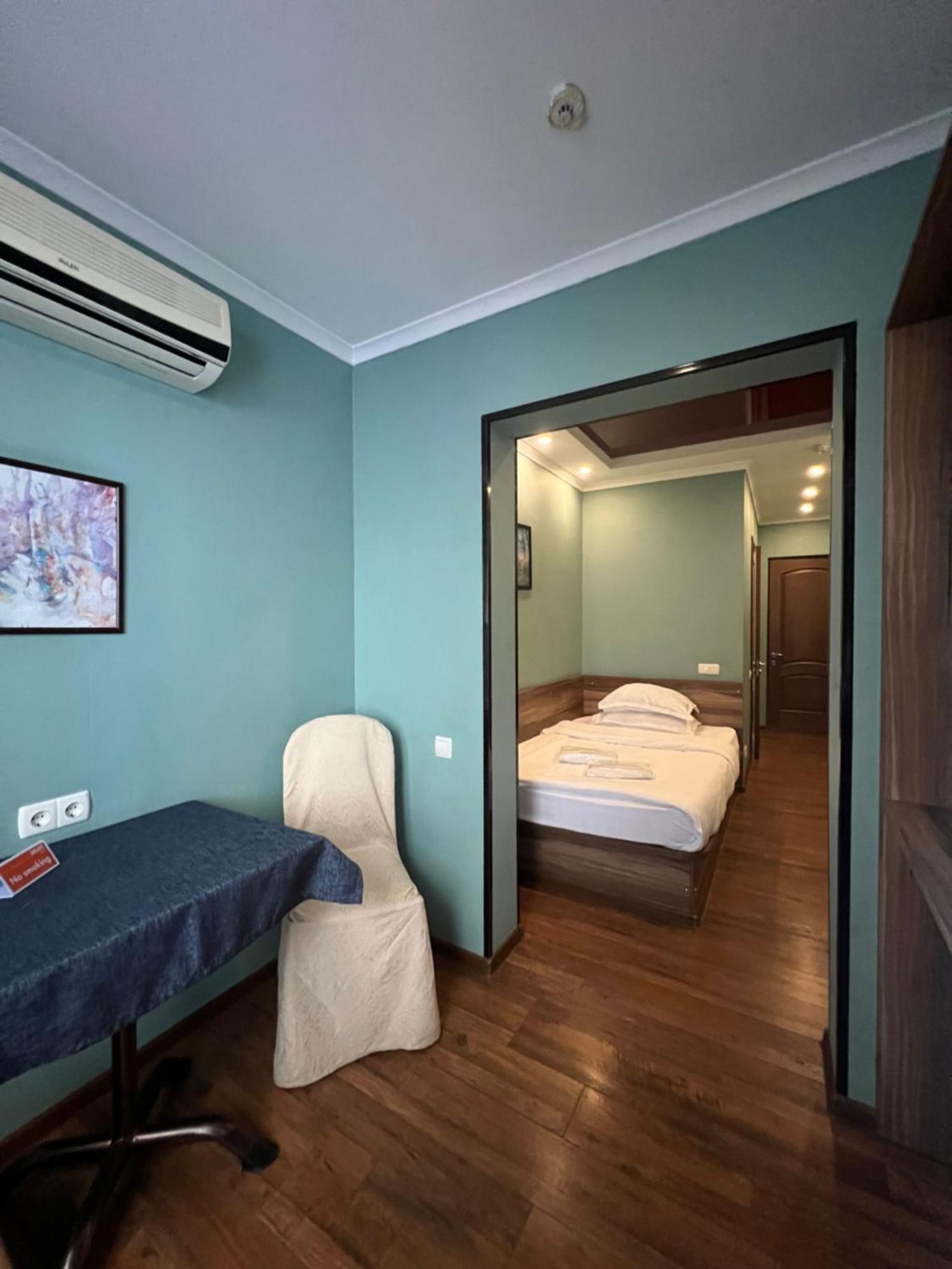 Salut Hotel Bisjkek Buitenkant foto