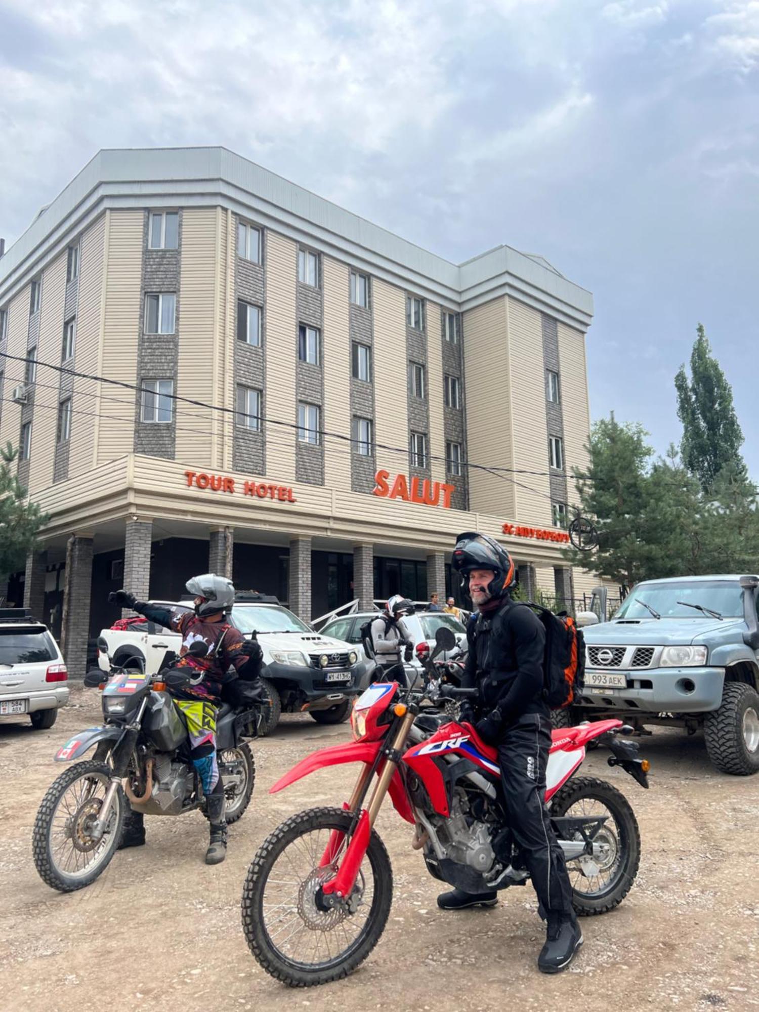 Salut Hotel Bisjkek Buitenkant foto