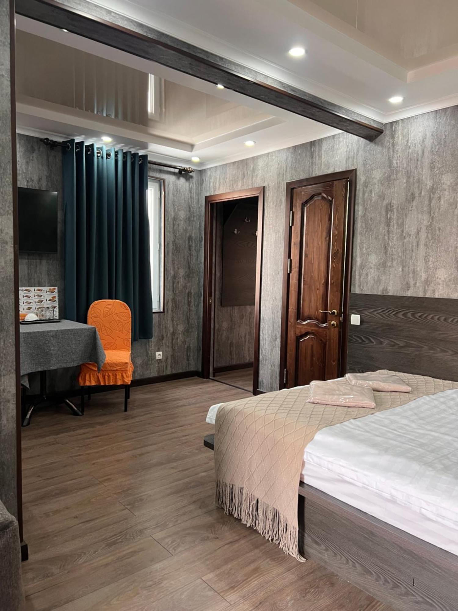 Salut Hotel Bisjkek Buitenkant foto