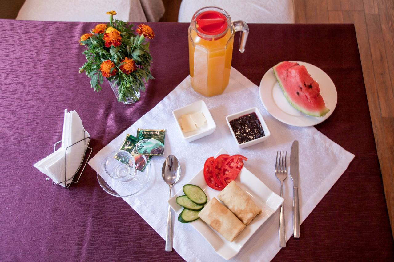 Salut Hotel Bisjkek Buitenkant foto